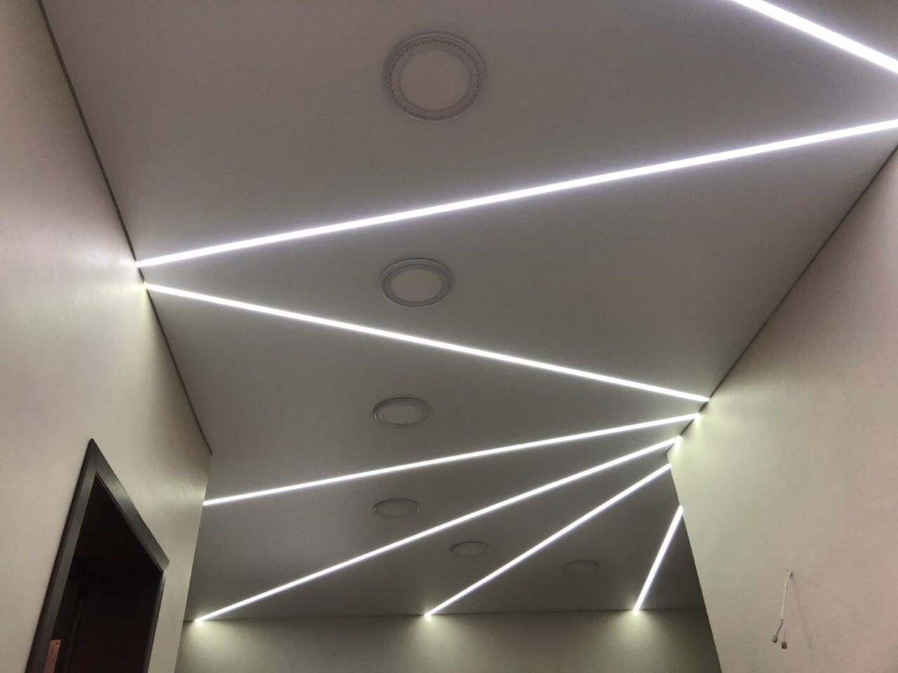 Свет от световых линий. Потолок с подсветкой. Натяжной потолок со светодиодной подсветкой. Световые полосы на потолке. Диодная подсветка потолка.